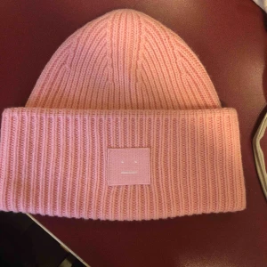  - Säljer min rosa acne mössa typ aldrig använd gillar inte den 