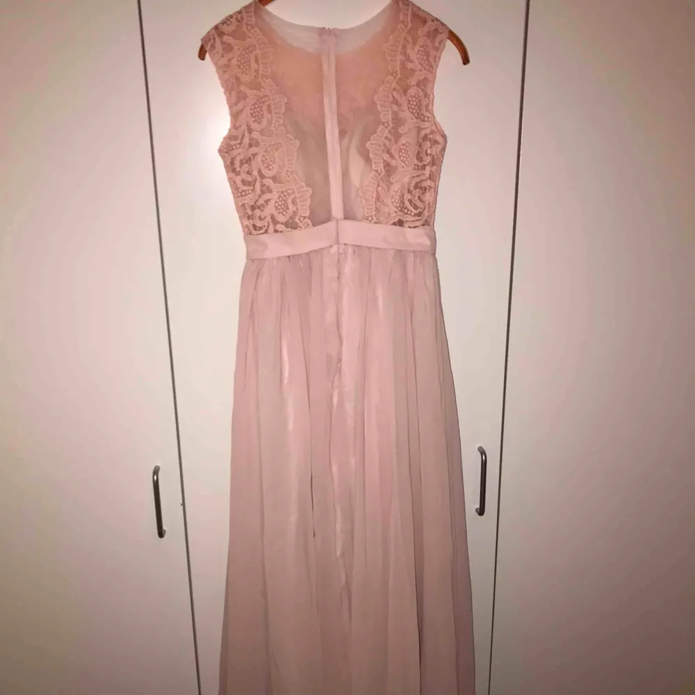 Helt ny och fin oanvänd balklännig väldigt fin i färgen ljus rosa. Orginalpris:1500. Klänningar.
