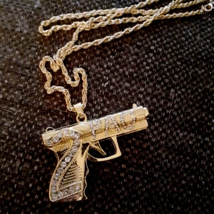 - 2Pac Pistolhalsband. Material: Alloy+rhinestones. Märke: diggforyou. Fri Frakt 