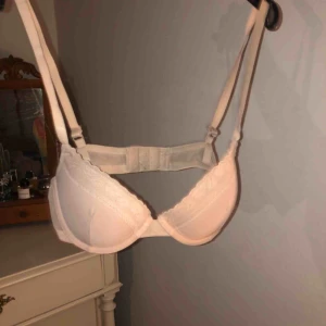  - Snygg puderrosa bh med lite pushup. I bra skick. Köparen står för frakt:)