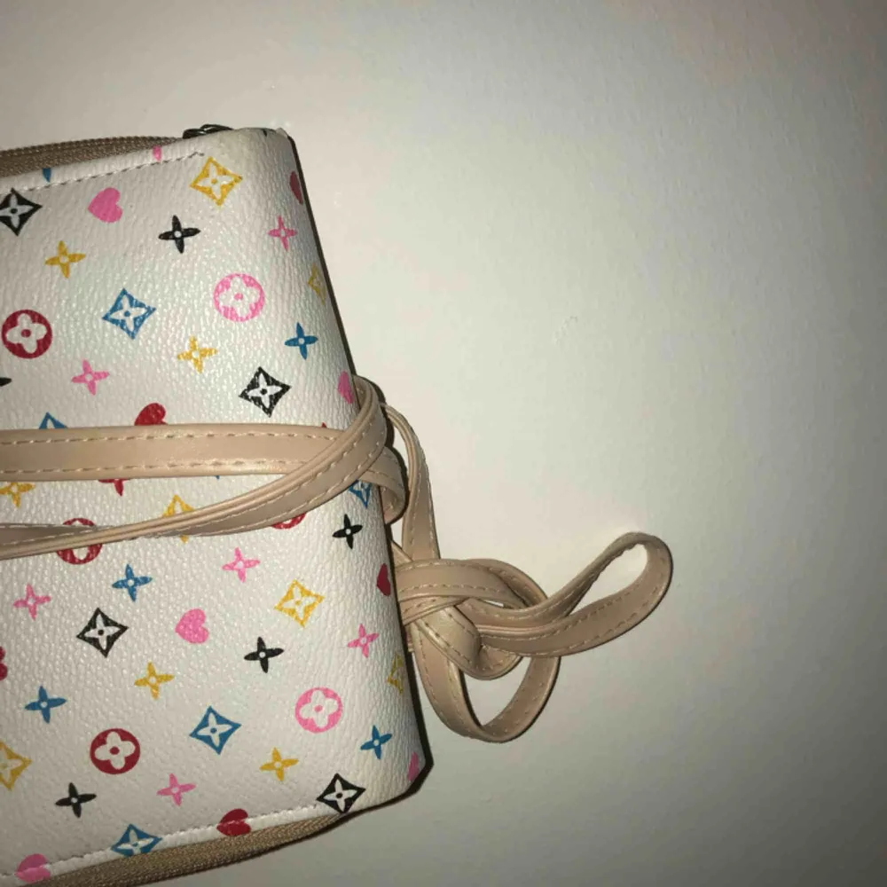 Louis Vuitton inspirerad väska med avtagbar bag strap.. Väskor.