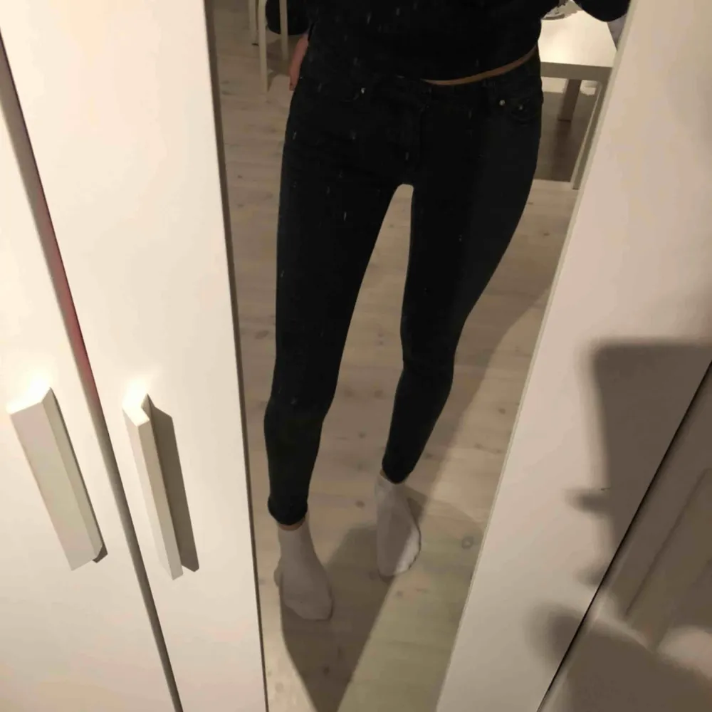 Svarta skinny jeans från lager 157, strl XS. Jag är 1,78 lång. Köparen står för frakten, möts upp i Stockholm City eller Huddinge . Jeans & Byxor.
