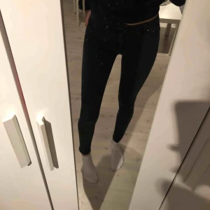  - Svarta skinny jeans från lager 157, strl XS. Jag är 1,78 lång. Köparen står för frakten, möts upp i Stockholm City eller Huddinge 