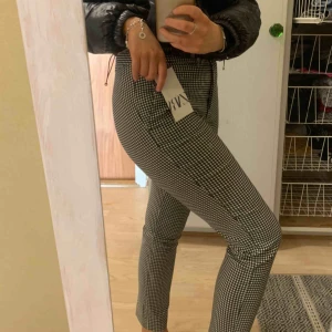  - Ett par rutiga kostymbyxor från Zara, sköna och stretchiga! Aldrig använt dom helt i nyskick, så just därför säljer jag dom. Köparen står för frakt 