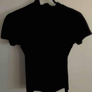 Tight, glansig och sportig polo t-shirt från trendiga nanushka💞  Nypris runt 900 