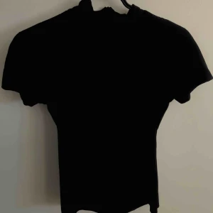  - Tight, glansig och sportig polo t-shirt från trendiga nanushka💞  Nypris runt 900 