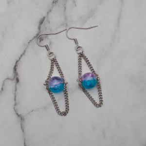  - Fina silverfärgade örhängen med tvåfärgade glaspärlor. Nickelfria.