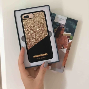  - Oanvänt skal från Ideal of Sweden, perfekt till nyår!! Till iPhone 7plus, förpackning ingår 🧡