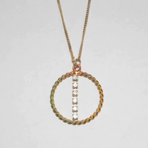  - Väldigt fint halsband i guld 🌟 gjort i second-hand material ♻️ OBS! Frakt ingår inte i priset. Om du vill köpa till en papperslåda vi har tillverkat själva tillkommer en extra kostnad på 15kr ✨