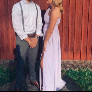  - Väldigt fin klänning. Jag har endast använt den en gång och det var under min bal💞 Pris kan diskuteras 