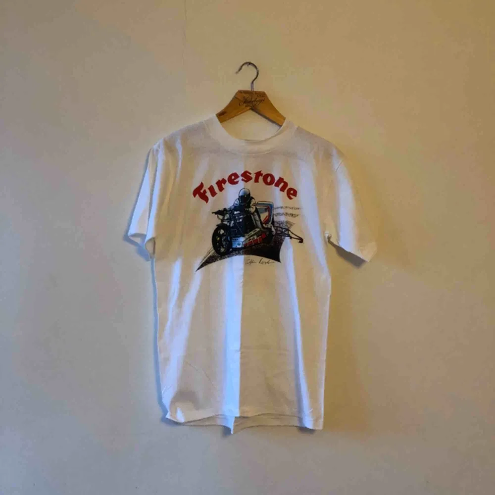 Vintage NOS - Firestone - Tryck på båda sidorna - Kan hämtas i Uppsala eller skickas mot fraktkostnad . T-shirts.