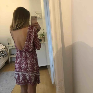  - Klänning med en så fin v-ringad djup rygg från Bik Bok i storlek xs. Använd flitigt men finns inga tecken på det på klänningen. Köparen betalar frakten.