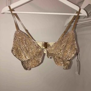  - Glitter topp från NA-KD. Aldrig använd, lappen är kvar. Frakt tillkommer.