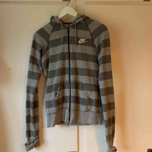  - Denna tröjan har nästan komiskt långa armar men jag brukar bara vika upp dom, väldigt skön sitter hyfsat tajt på mig och jag brukar använda xs-s vanlig nice zip hoodie 