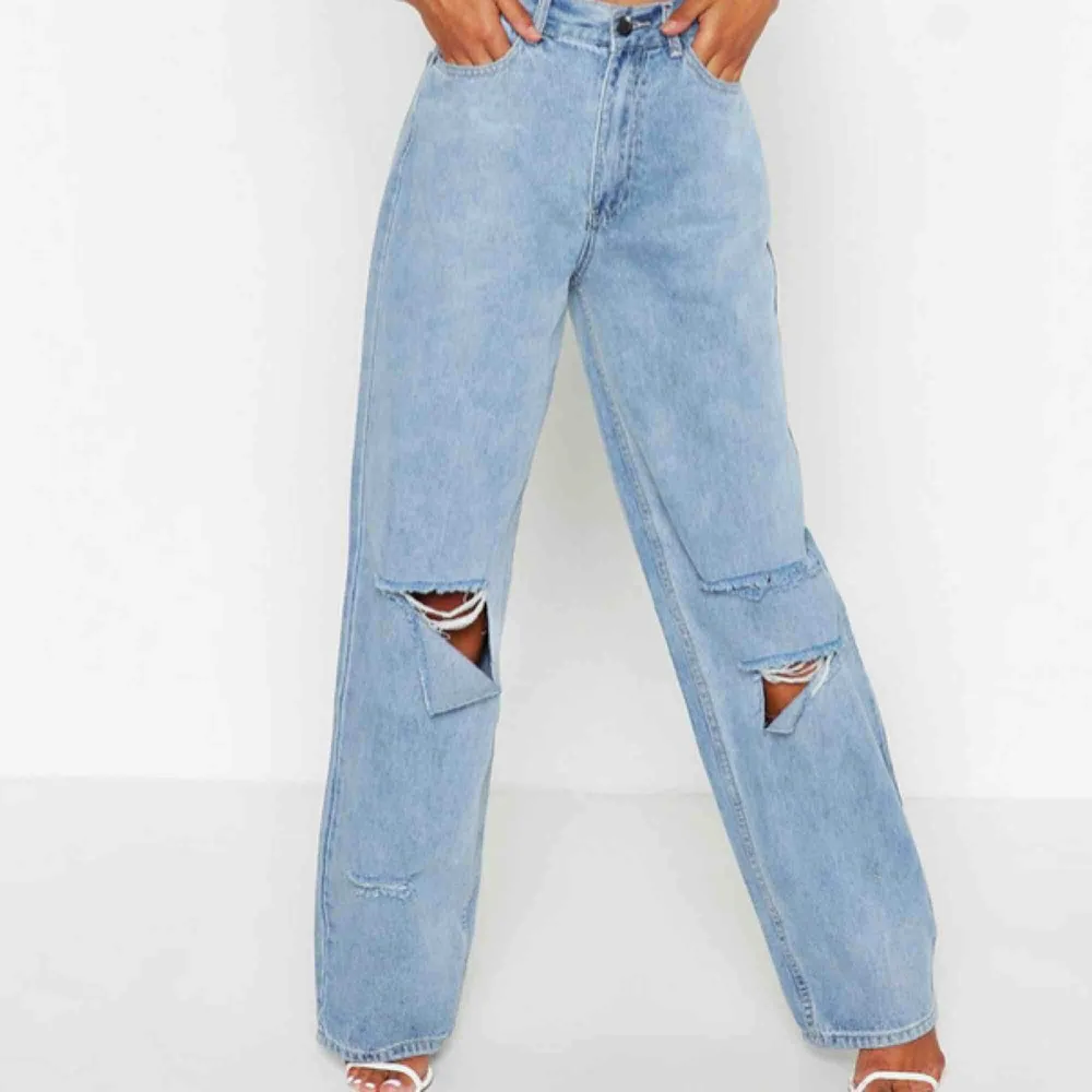 Svinsnygga byxor från boohoo som är köpta för 499kr. Tyvärr fick jag hem fel storlek och orkar inte skicka tillbaka:/. Jeans & Byxor.