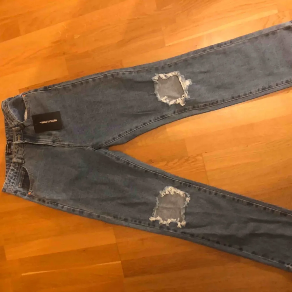 Helt oanvända jeans från PLT! Säljer pga fel storlek! (Bra material och stämmer med bilden) frakten ingår i priset!. Jeans & Byxor.