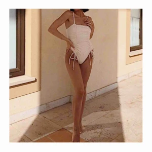  - Säljer min helt nya baddräkt från Nelly, eftersom jag tyvärr råkade beställa två. Jättefint och skönt material, går att spänna åt både uppe och nere. Aldrig använd, lappar och hygienskyddet sitter kvar (bild 3)✨💛⭐️