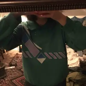 Turkos unik vintage sweatshirt med krage och tryck. Väldigt bekväm med mjuk material på insidan