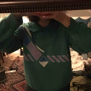  - Turkos unik vintage sweatshirt med krage och tryck. Väldigt bekväm med mjuk material på insidan