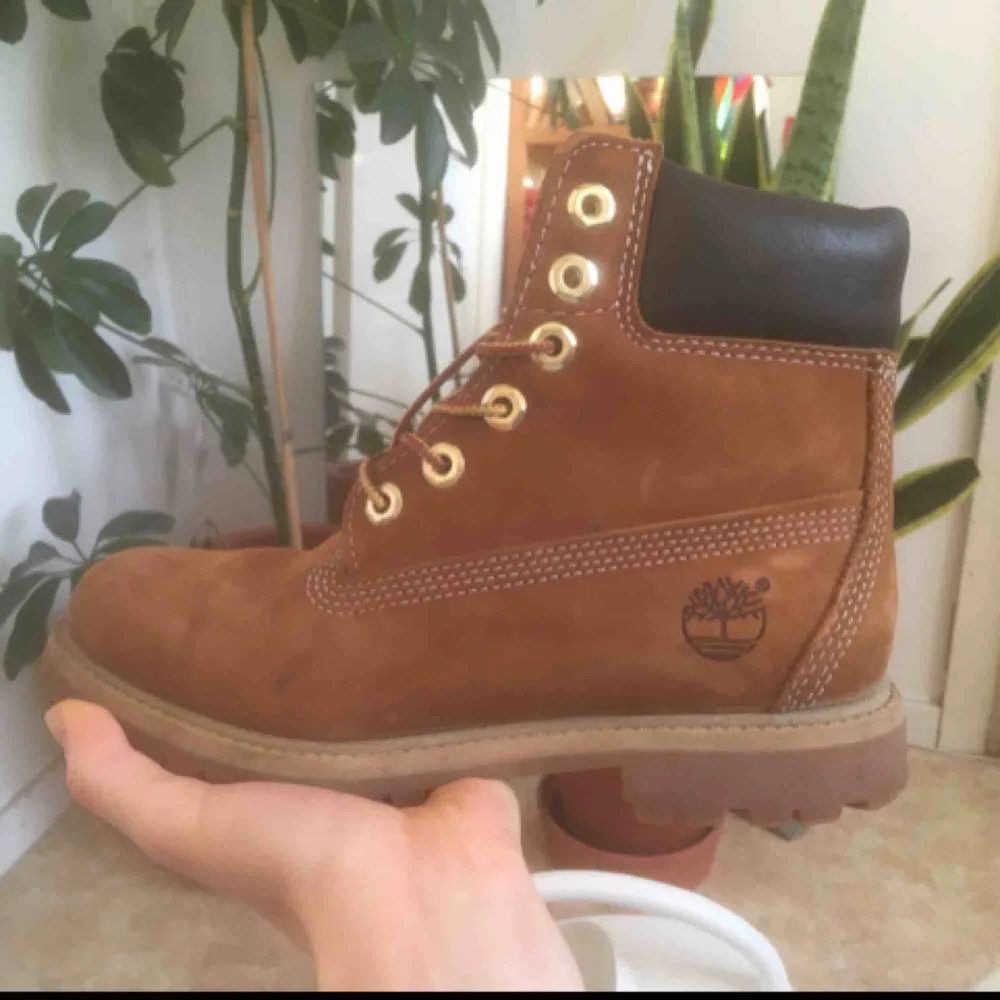 Knappt använda Timberland boots i brun läder storlek 37. Skor.