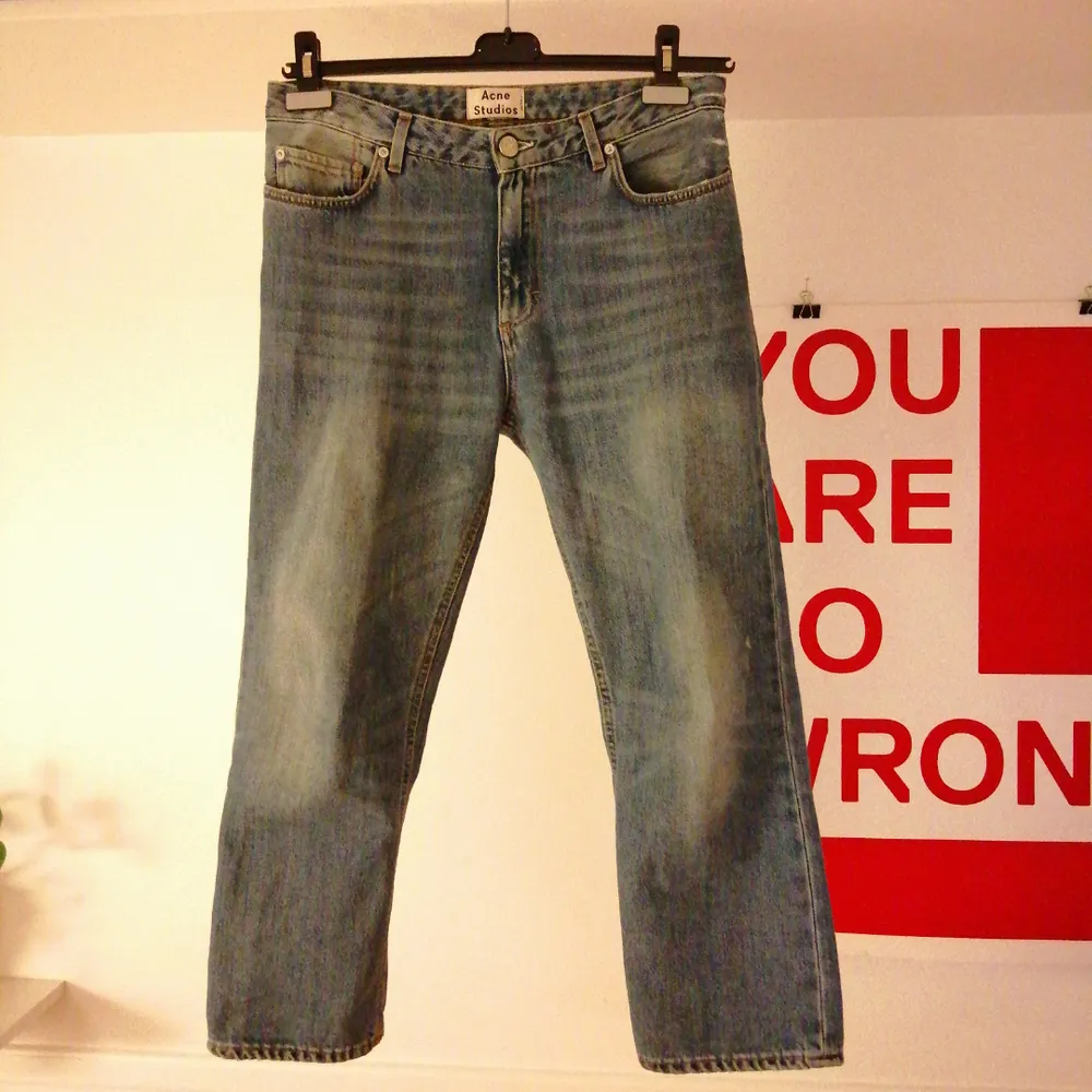Blå jeans från Acne, modell Pop LT vintage. Raka och cropped. Storlek 36 vilket jag tycker motsvarar M. Ca 85 cm i midjan. . Jeans & Byxor.