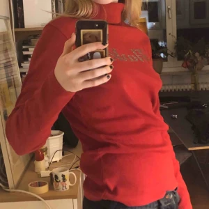  - såå najs harley davidsonpolo!! jätteskönt ribbat tyg och så fin strass, men tyvärr lite för stor på mig. står xl men den borde passa l också. köpt second hand, men i okej skick 🍊FRAKT 54kr🍊