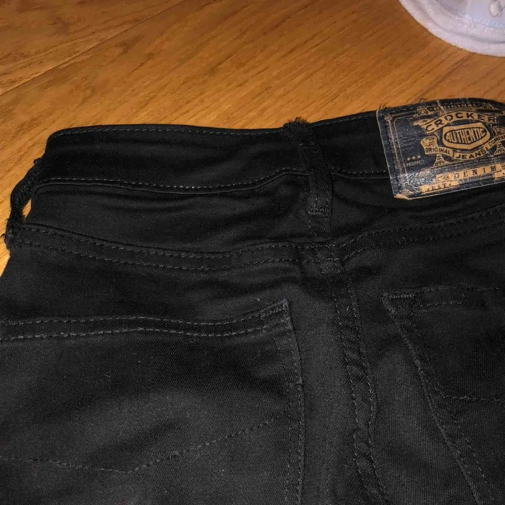 Svarta tajta jeans från crocker köpt på JC för 600kr. Säljer nu för 120. De är väldigt tajta och sitter väldigt bra. Högmidjade och skinny jeans💖. Jeans & Byxor.