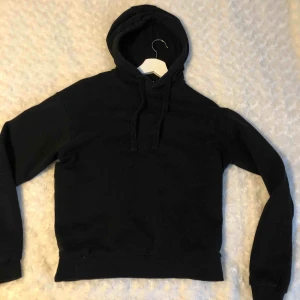  - Svart hoodie med tryck på ryggen. Köpare står för frakt. 