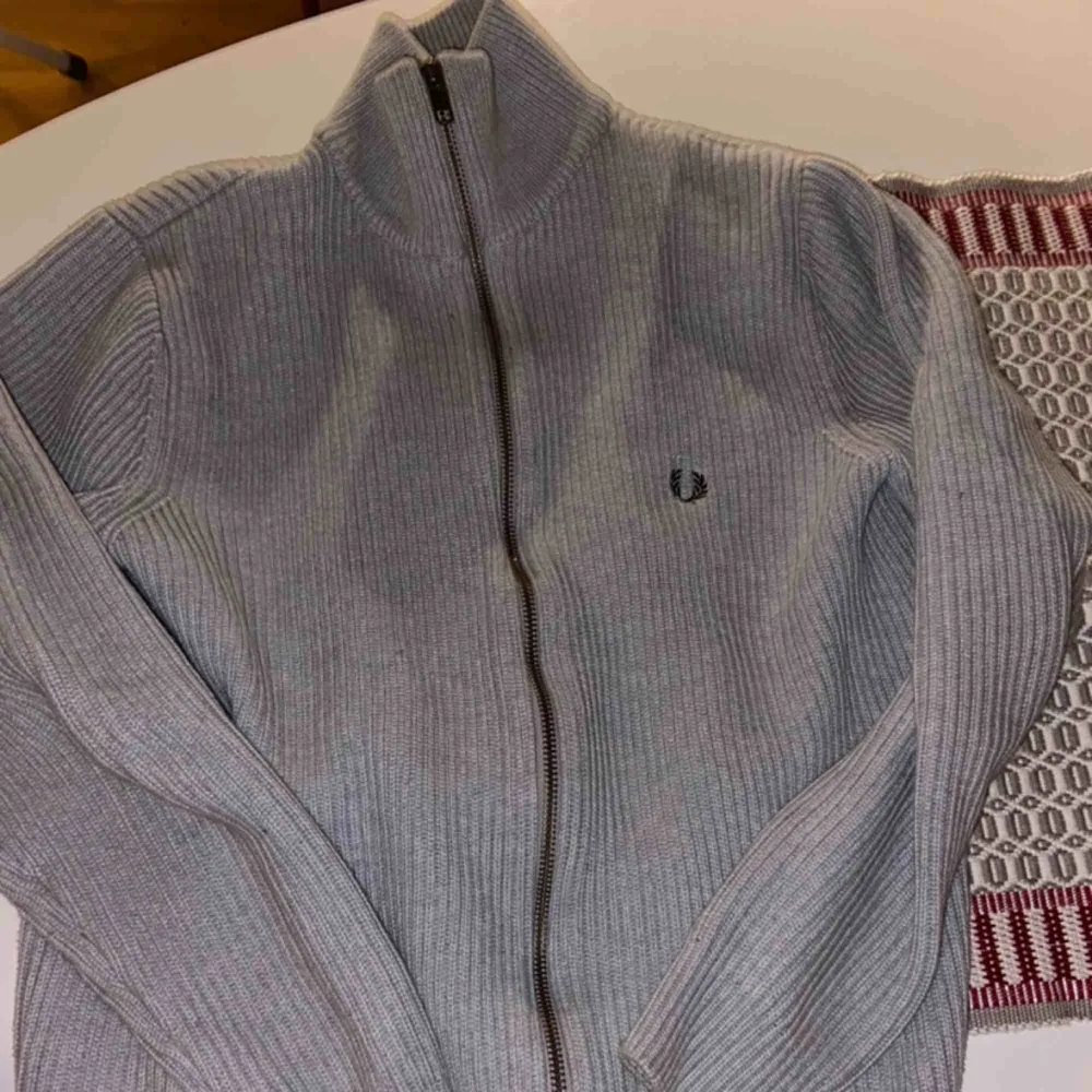 Fred Perry stickad zip tröja, condition 7/10, den har krympt lite i tvätten! . Tröjor & Koftor.