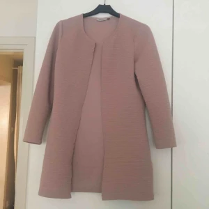  - Säljer min fina kofta från Only, den är i gott skick!