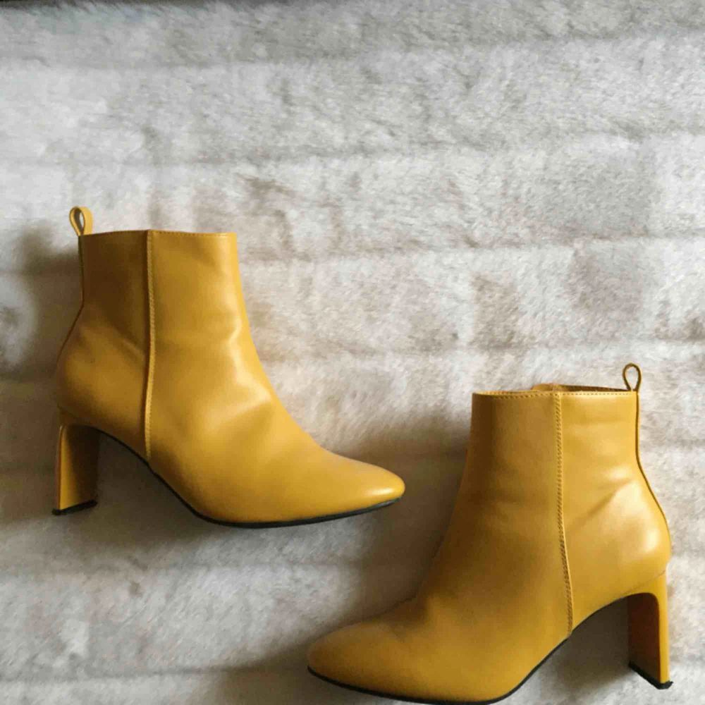 Mustard gula klackskor men en unik klack, super nice accent sko.  . Skor.