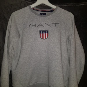  - Säljer min tröja pga jag växt ur den. Ny skick inga fläckar eller liknande köpt på kurskamrater skriv för mer info