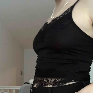  - Sött linne med spets vid bröstet och nederdelen. Köpare står för frakt ❣️