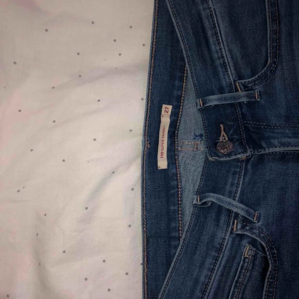 Blå Levis jeans i modellen 710. Lite uppsydda i benen och lite slitna på vissa ställen, kontakta för närmare bilder på det. . Jeans & Byxor.