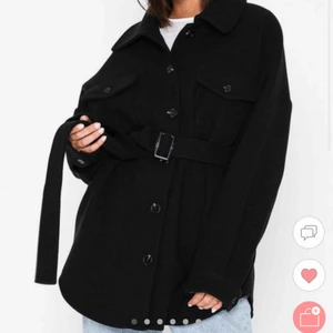  - Söker jackan från Nelly även i den andra färgen storlek 32. Betalar bra