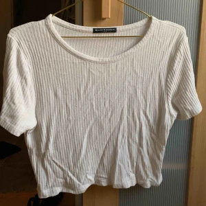  - Vit croptop från Brandy Melville köpt för ca. Två år sedan. Storlek ONE SIZE men sitter som XS/S. 