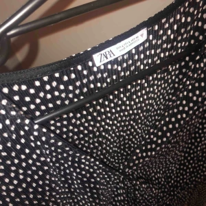  - Helt ny topp ifrån Zara, djup u-ringning, resor i midjan och volang längst ner. 