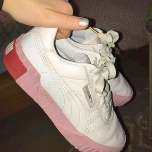  - Säljer mina puma Cali med färgen rosa/ röd. Använda några få ggr i somras, o säljer på grund av att de blev för små för mig.