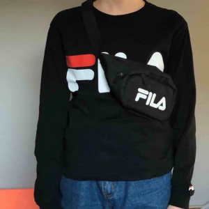  - Fila longsleeve  Skick 8/10  Pris 150kr  Fila shoulder bag  Skick 8/10 inte så använd och inga flaws  Pris 100kr  Köp båda för 200kr
