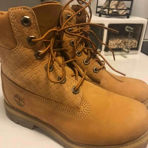 Timberland boots - Timberland Icon Beige 6in Premium Boots - Wheat Storlek 36 Sparsamt använda Nypris: 1295:- Mitt pris: 800:-  