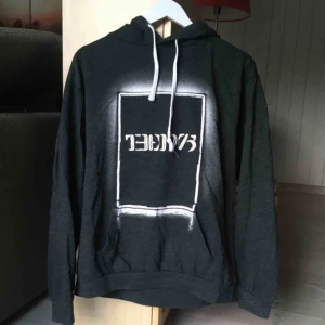  - The 1975 merch från deras turné för ngt år sedan, köpt här på Plick <3 Superskön och med najs huva :)