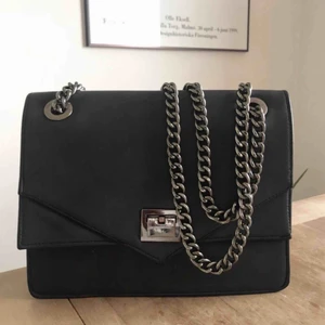  - Väska från Message i bra skick! Nypris 699kr köparen står för frakt annars möts upp