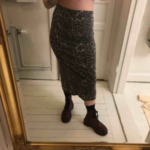  - Tight kjol med fin slits!!