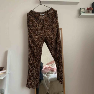  - Säljer dessa supersköna byxorna från Na-kd, använt några gånger men dem satt lite tajt på därav säljer jag nu vidare. Har klippt slits på dem så dem är lite trådiga där. Kan gå ner i pris (köparen står för frakt) 💕🌸