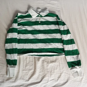 Randing tröja - Classy o snygg tröja, typ croptop. Använd ca. 2 gånger så är i prima skick. Står inte vilken storlek men skulle estimera S eller M