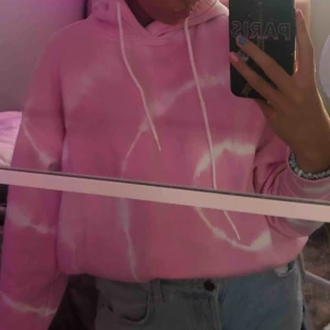  - oversize hoodie från weekday i de trendiga tiedye mönstret så najs!!!