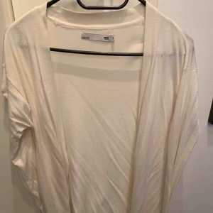  - Mjuk och skön oanvänd kofta 