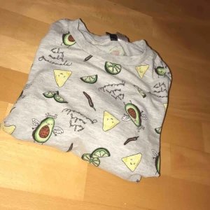  - Sweatshirt ifrån h&m, aldrig använd på grund av fel storlek. Frakt tillkommer 🌸