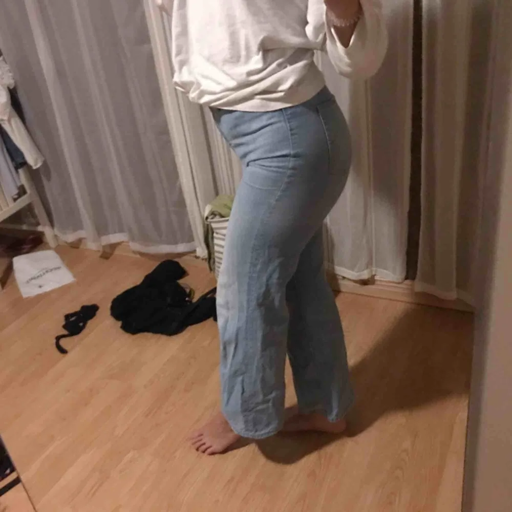 Snyggaste byxorna som tyvär blivit för små för mig 😢 de är vidare nertill, straight leg typ. Är 170 o liiite för korta på mig. frakt ingår 💕. Jeans & Byxor.