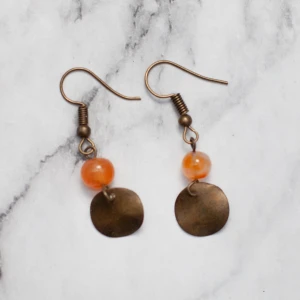  - Kopparfärgade örhängen med glaspärlor. Nickelfria. Fri frakt vid köp över 100:-.